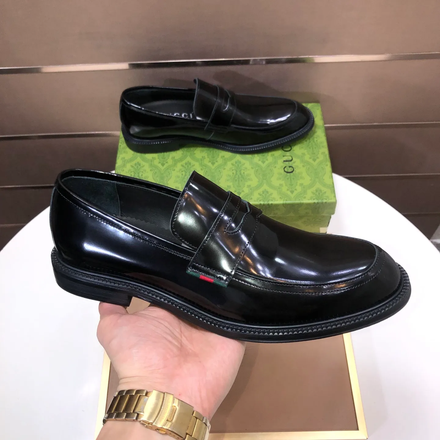 Factory batch 500💰Italy’s top luxury men’s shoe giant (GUCCI) (Gucci) (full cowhide lining) new arrival🍃Original European style🔰 Pleasant to the eye😍In order to make the shoes more durable and non-deformable🌀The production continues to follow traditional methods but there is still no lack of innovation💪The original sheepskin is selected for the leather♻️Smooth, natural and extra bright⭐Made of imported cowhide The rich man’s first choice 38-45 (45 customized)